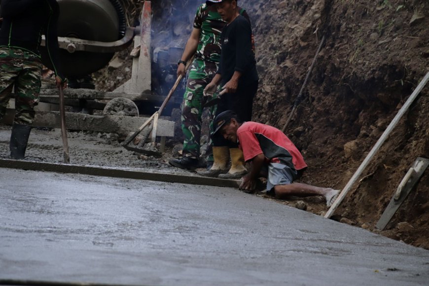 Tangan Terampil Sanudin Ratakan Beton Wujud Nyata Gotong Royong di Lokasi TMMD