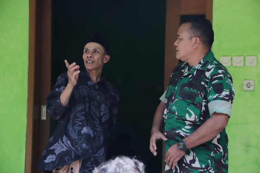 Kehangatan Komsos Peltu Widodo Menguatkan Kebersamaan TNI dan Warga di Lokasi TMMD
