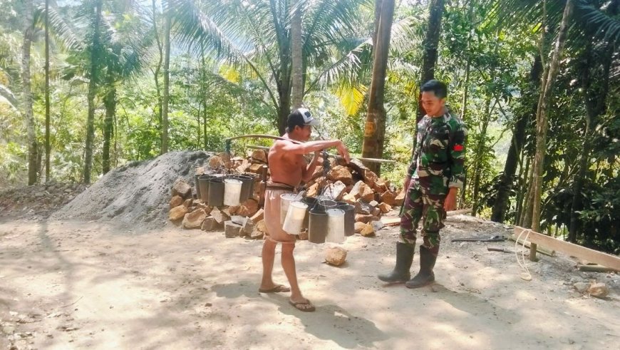 Senyum Satgas TMMD dan Penderes Nira Obrolan Hangat yang Menguatkan Semangat Membangun Desa