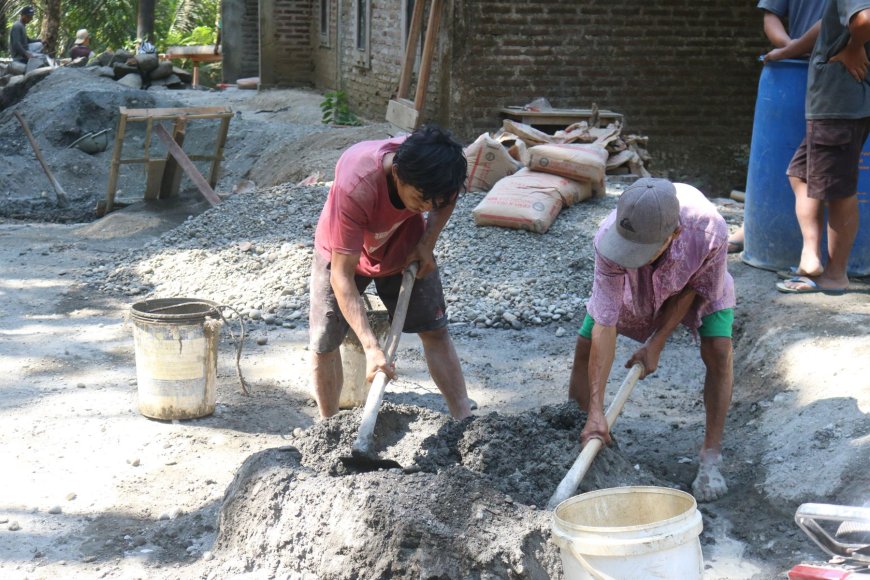 Usia 65 Tahun Tak Surutkan Semangat Tukijo Bantu Pembangunan Plat Beton TMMD Reguler ke-129