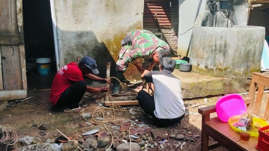Ketelitian Jadi Kunci Satgas TMMD dan Warga Ukur Ketinggian Pondasi RTLH Milik Pak Toid
