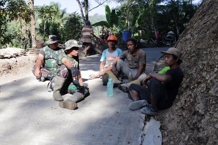 Di Tengah Istirahat Canda Serma Supriyono dan Suryoko Pererat Kemanunggalan TNI-Rakyat di Lokasi TMMD