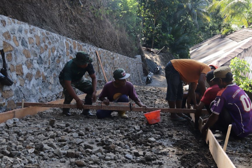 Menentukan Kualitas Serka Munasibun dan Rusmaji Pastikan Rabat Beton TMMD Sesuai Standar