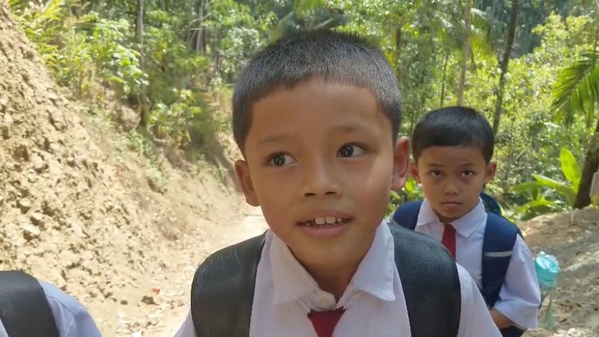 Langkah Kecil Fajar Pulang Sekolah Disambut Semangat TMMD Membangun Desa