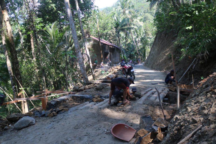 Mengangkat Harapan Praka Agit dan Warga Bergotong Royong Wujudkan Plat Beton TMMD