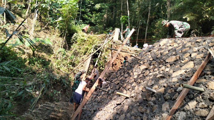 Setapak Demi Setapak Talud TMMD Mulai Menguatkan Jalan dan Harapan Warga Gumelem Kulon