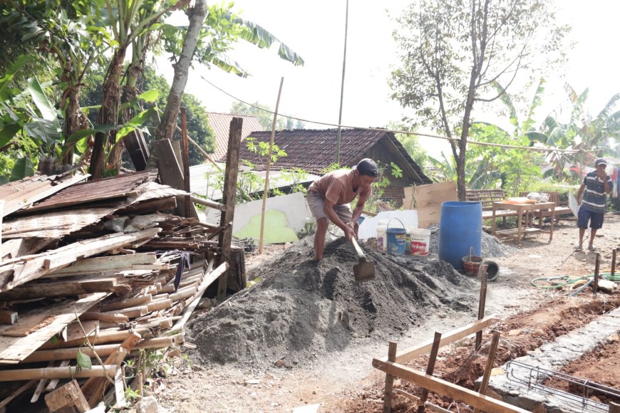 Tangan Risanto Ikut Merangkai Harapan Baru untuk Rumah Pak Toid