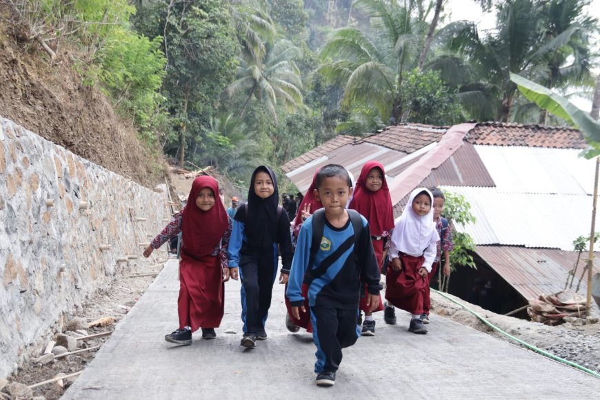 Langkah Kecil Menuju Sekolah Harapan Besar dari Jalan TMMD untuk Generasi Desa