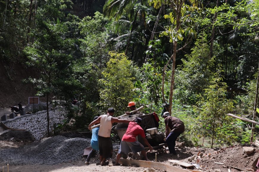 Gotong Royong Angkat Molen Semangat Kebersamaan Percepat Pembangunan Jalan TMMD