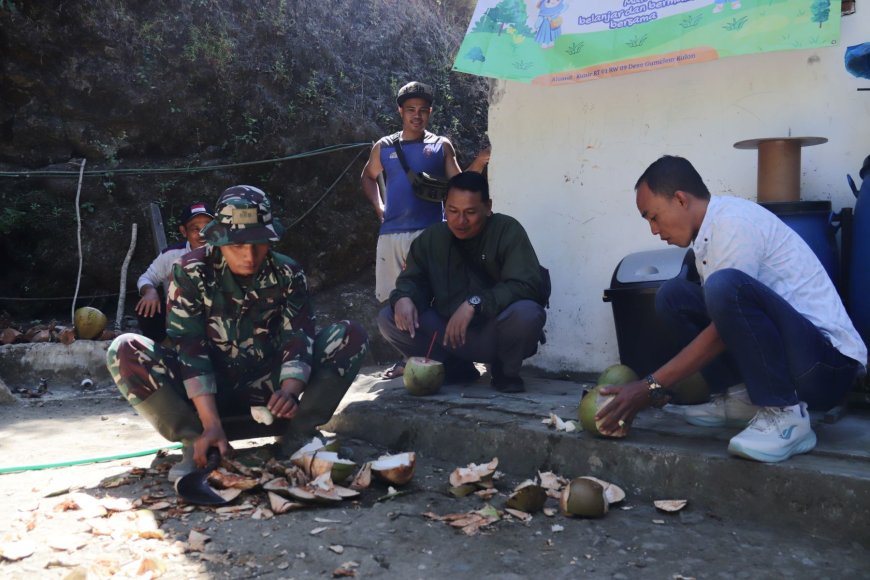 Kelapa Muda Pelepas Dahaga Satgas TMMD Reg 129