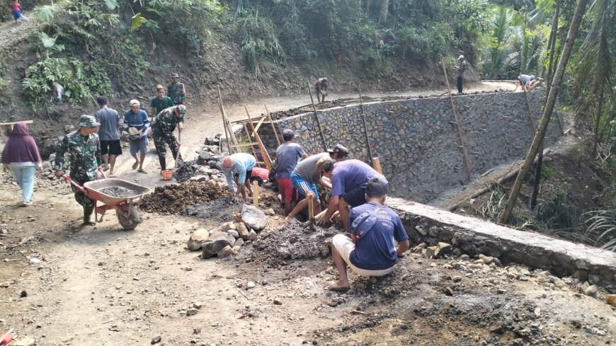 Semangat Gotong Royong Pacu Pembangunan Talud TMMD Capai 50 Persen