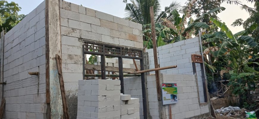 Rumah Pak Toid Mulai Tampak Utuh Kusen Terpasang Berkat Gotong Royong TMMD