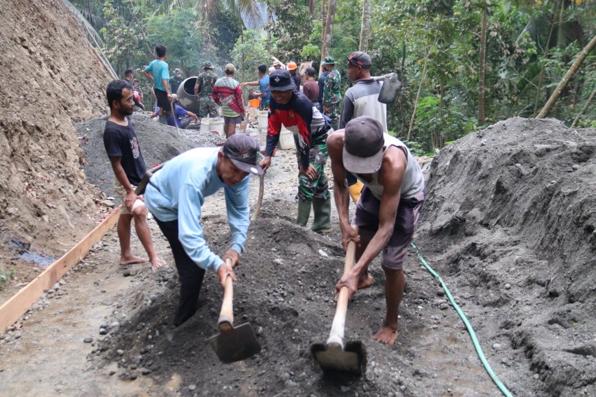 Sartono Cangkul Pasir Demi TMMD Reguler ke-129 Gumelem Kulon