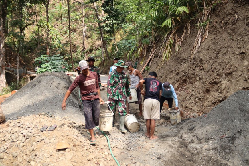 Pelda Ratam dan Warga Kompak Angkut Ember Gotong Royong Percepat Pengecoran TMMD
