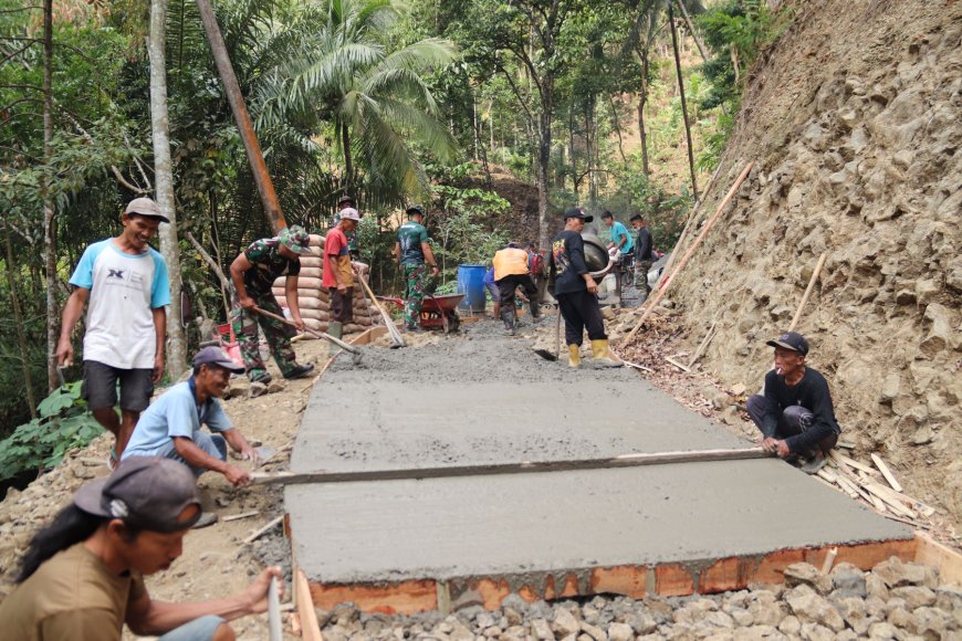 Ratakan Cor Wujud Gotong Royong TMMD Reguler ke-129 Gumelem Kulon