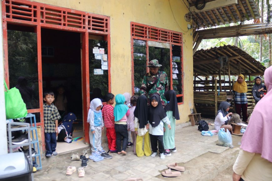 Serka Munasibun Jadi Idola Anak PAUD di Tengah Kesibukan Pembangunan TMMD
