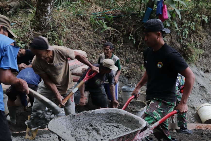 Pratu Iwan Sigap Dorong Angkong Semangat Tanpa Henti Demi Rampungnya Jalan TMMD