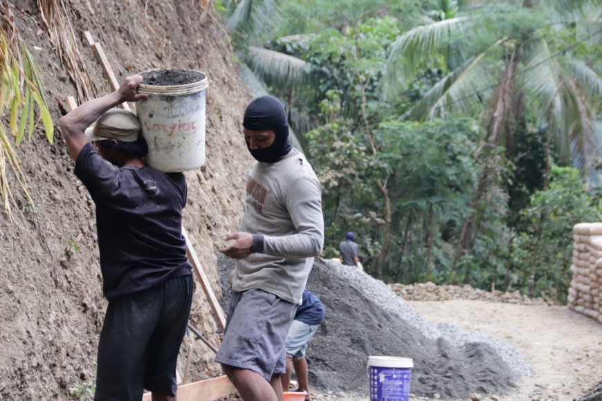 Langsir Pasir Tanpa Lelah Sanudin Ikut Wujudkan Jalan Impian Desa
