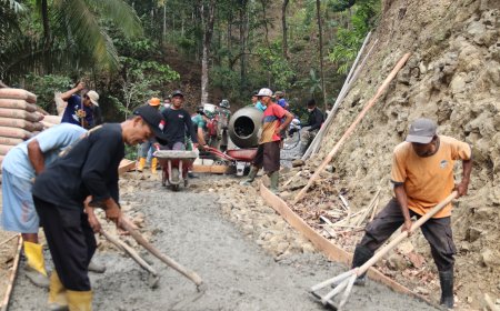 Sunarto dan Warga Kompak Ratakan Adukan TMMD Reguler ke-129