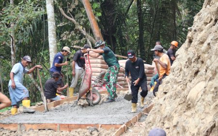 Pratu Agung Tak Kenal Lelah Angkong Terus Melaju Demi Rampungnya Jalan TMMD