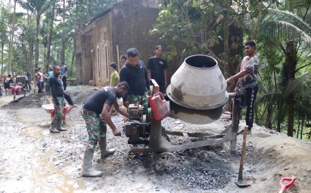 Pratu Lukas Setia di Samping Molen Menjaga Irama Pengecoran TMMD