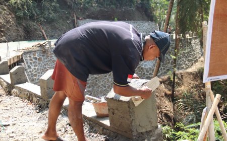 Sentuhan Akhir Eko Pembatas Jalan TMMD Mulai Terlihat Rapi