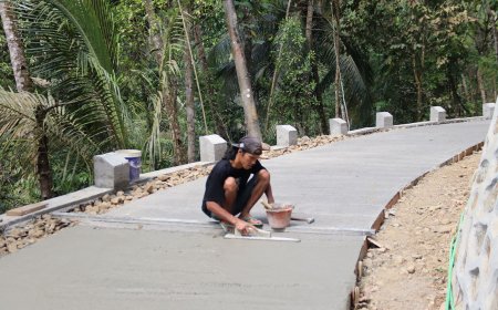 Merapikan Jalan Harapan Warga Gumelem Kulon
