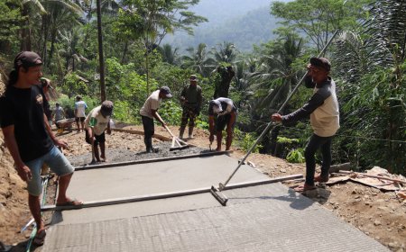 Sentuhan Akhir di Permukaan Beton Ketelitian Samsi Menentukan Kualitas Jalan TMMD