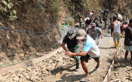 Dua Orang Satu Angkong Kekompakan Warga Taklukkan Tanjakan di Lokasi TMMD
