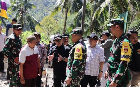 Dari Desa untuk Pendidikan Kades Gumelem Kulon Kenalkan Kepala SDN 6 kepada Tim Wasev TMMD