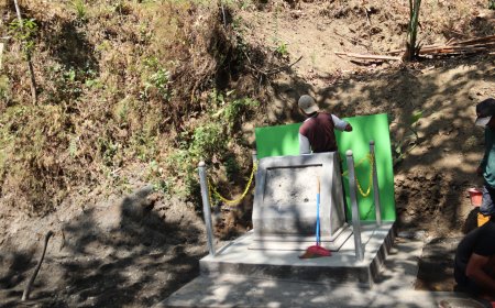 Tangan Tukang Tak Berhenti Tugu Prasasti TMMD Gumelem Kulon Dipercantik