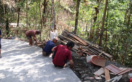 Pembereman Rabat Beton Tahap Akhir Satgas TMMD Sempurnakan Jalan Warga Gumelem Kulon