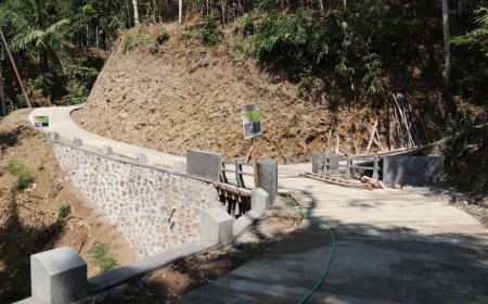 Tinggal Pengecatan Enam Plat Beton TMMD Gumelem Kulon Hampir Sempurna
