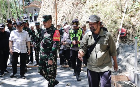 Tak Kenal Lelah di Lapangan Panlak Wondo Dampingi Dandim Pantau Rabat Beton TMMD