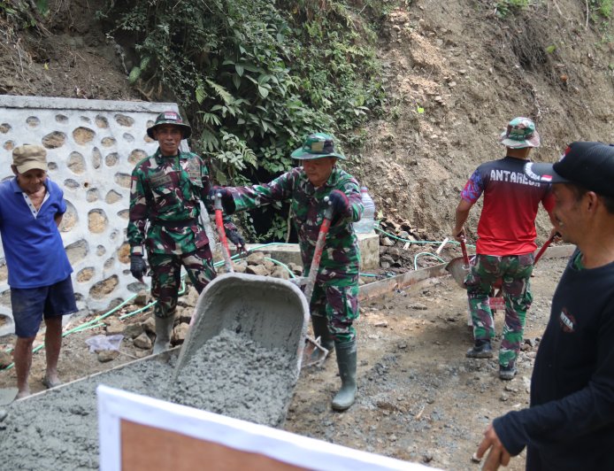 Hari ke-20 TMMD Reg 129 Pelda Ratam Tetap Setia di Balik Angkong