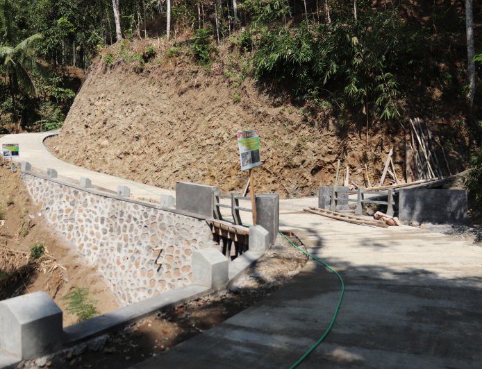 Tinggal Pengecatan Enam Plat Beton TMMD Gumelem Kulon Hampir Sempurna