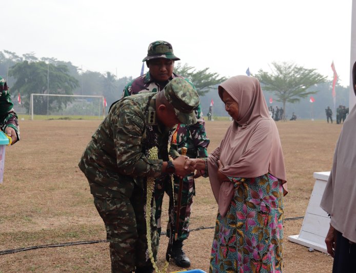 Danrem 071 Wijayakusuma Berikan Bingkisan Sembako Lengkapi Kesan Humanis Penutupan TMMD ke-129