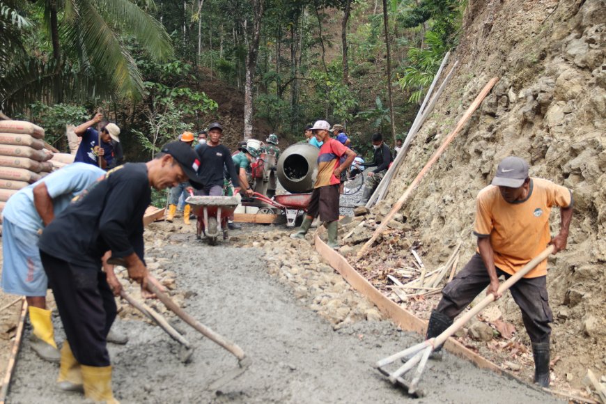 Sunarto dan Warga Kompak Ratakan Adukan TMMD Reguler ke-129