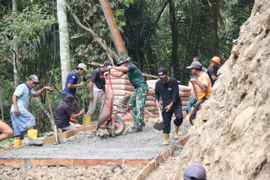 Pratu Agung Tak Kenal Lelah Angkong Terus Melaju Demi Rampungnya Jalan TMMD