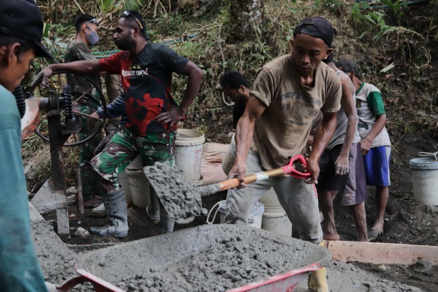 Angkong pun Harus Mengantre Sertu Simon Jaga Ritme Pengecoran TMMD