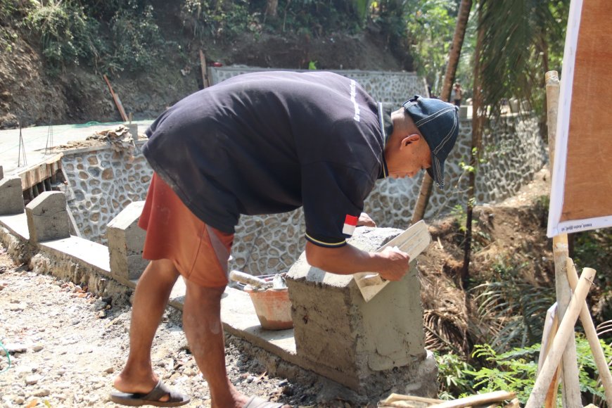 Sentuhan Akhir Eko Pembatas Jalan TMMD Mulai Terlihat Rapi