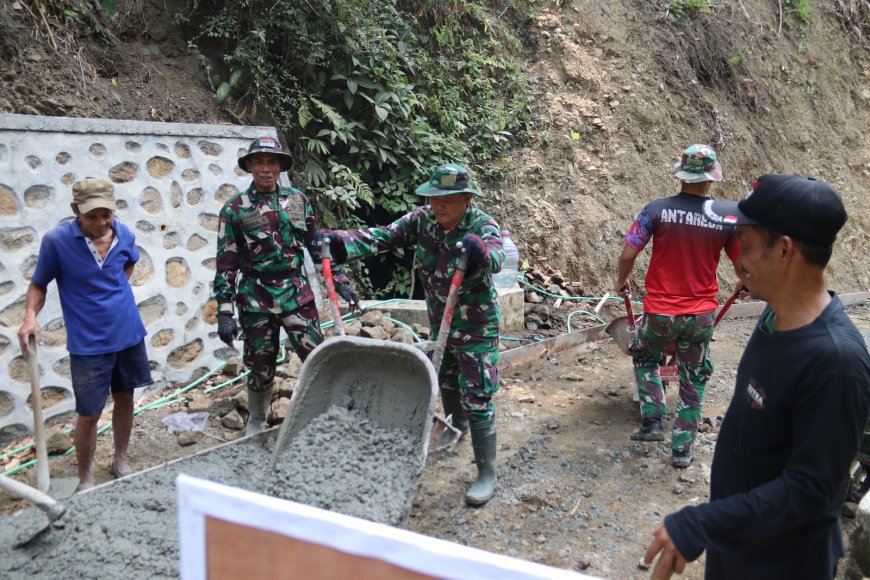 Hari ke-20 TMMD Reg 129 Pelda Ratam Tetap Setia di Balik Angkong
