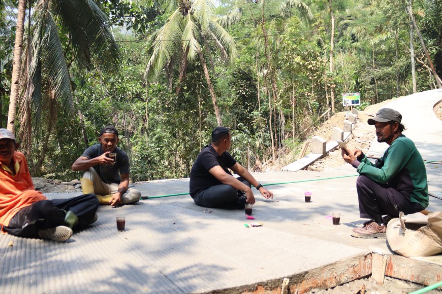 Secangkir Kopi di Tengah TMMD Hangatkan Kebersamaan TNI dan Warga