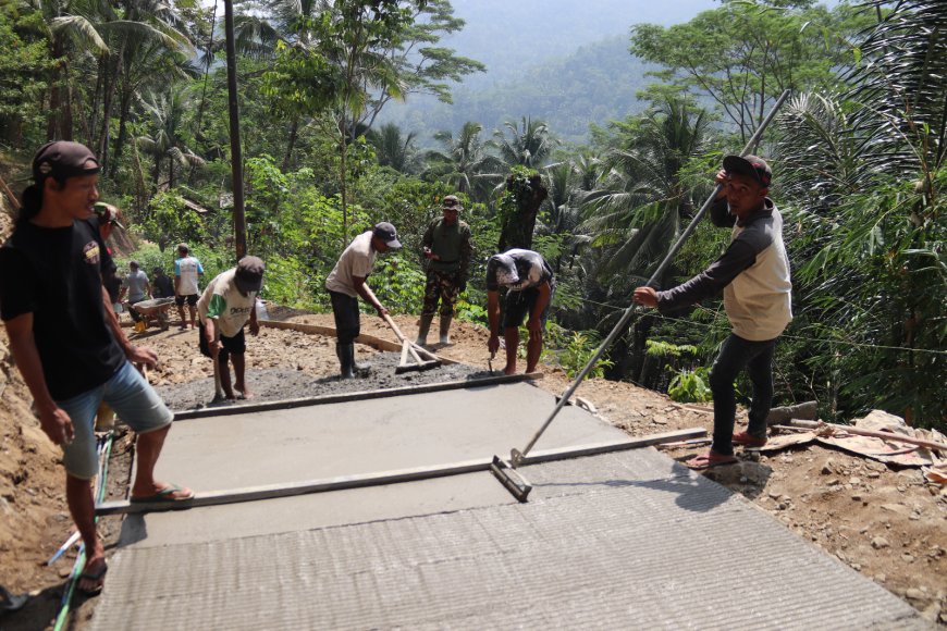 Sentuhan Akhir di Permukaan Beton Ketelitian Samsi Menentukan Kualitas Jalan TMMD