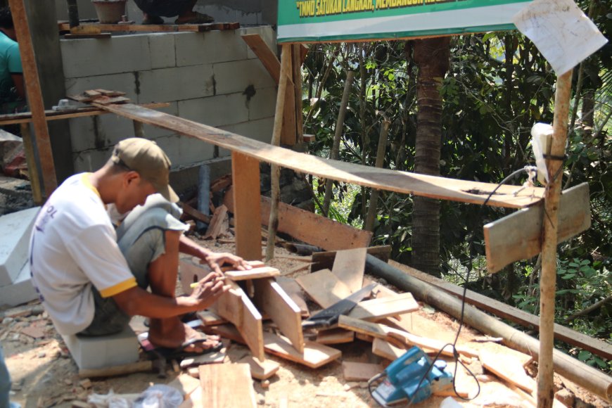 Tangan Terampil Tukang Bentuk Bekisting Plat Beton TMMD Siap Dicor