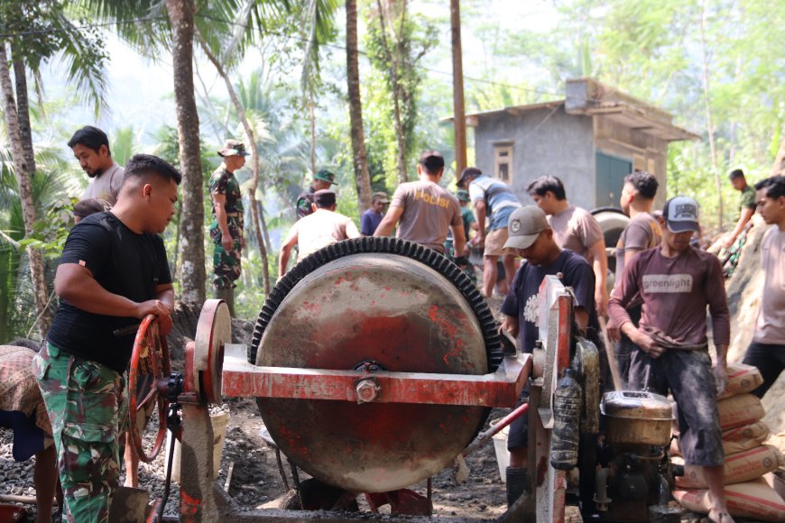 TNI Polri dan Warga Gumelem Kulon Bersatu Jalan Impian Terus Dibangun