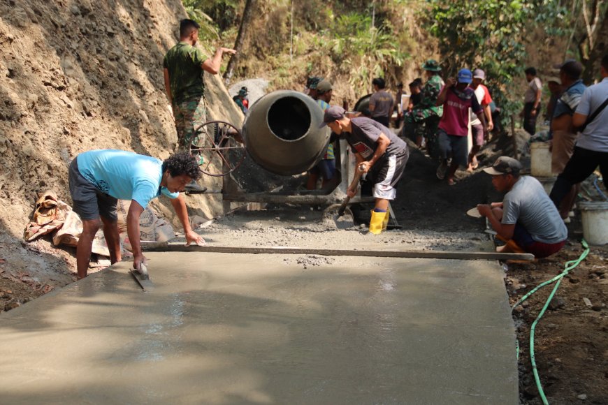 Saling Bahu Membahu Semangat Gotong Royong Hidupkan TMMD di Gumelem Kulon