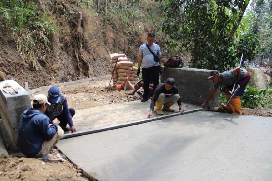 Tiada Hari Tanpa Lapangan Satgas dan Panlak Kawal Rabat Beton TMMD hingga Tuntas