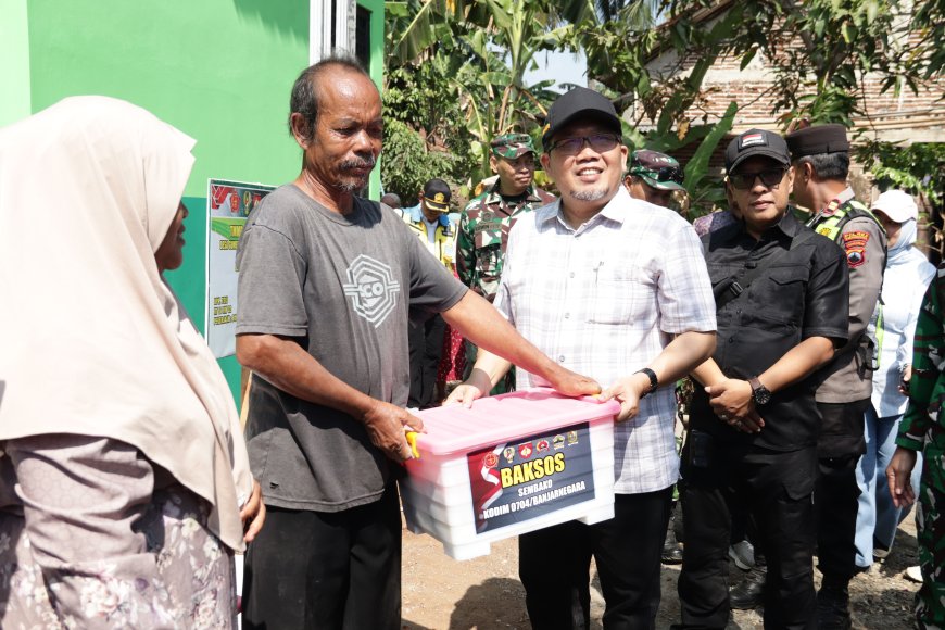 Bingkisan Sembako Jadi Tanda Kepedulian Tim Wasev dan Forkopimda Hangatkan Warga Gumelem Kulon