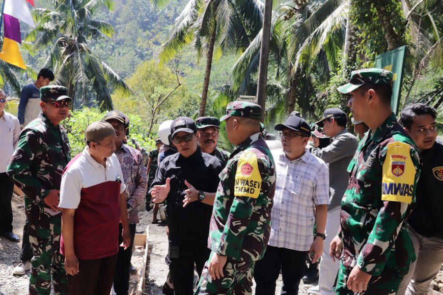Dari Desa untuk Pendidikan Kades Gumelem Kulon Kenalkan Kepala SDN 6 kepada Tim Wasev TMMD